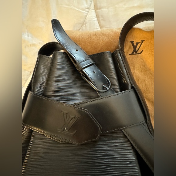 Louis Vuitton Vintage Epi Leather Sac
D'epaule GM Shoulder Bag
SKU 215913 - Picture 13 of 14